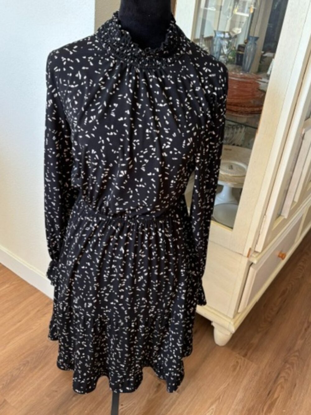 Gilli Black/White Mini Dress High Collar Keyhole Back Elastic Waist EUC M